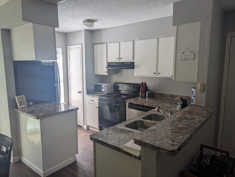 Kitchen - 11530 Casa Alto St