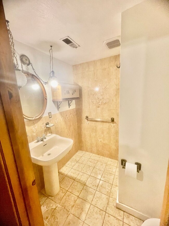 Building Photo - UPDATED 2 Bed 2 Bath-Pittsburgh Pa