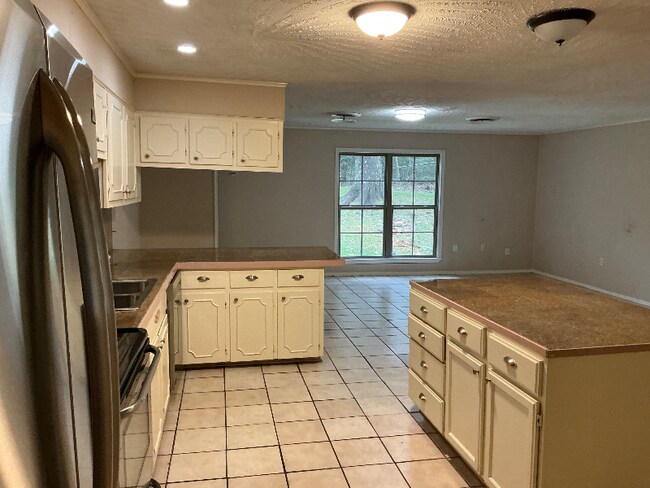 Building Photo - 402 Oakhill Cir