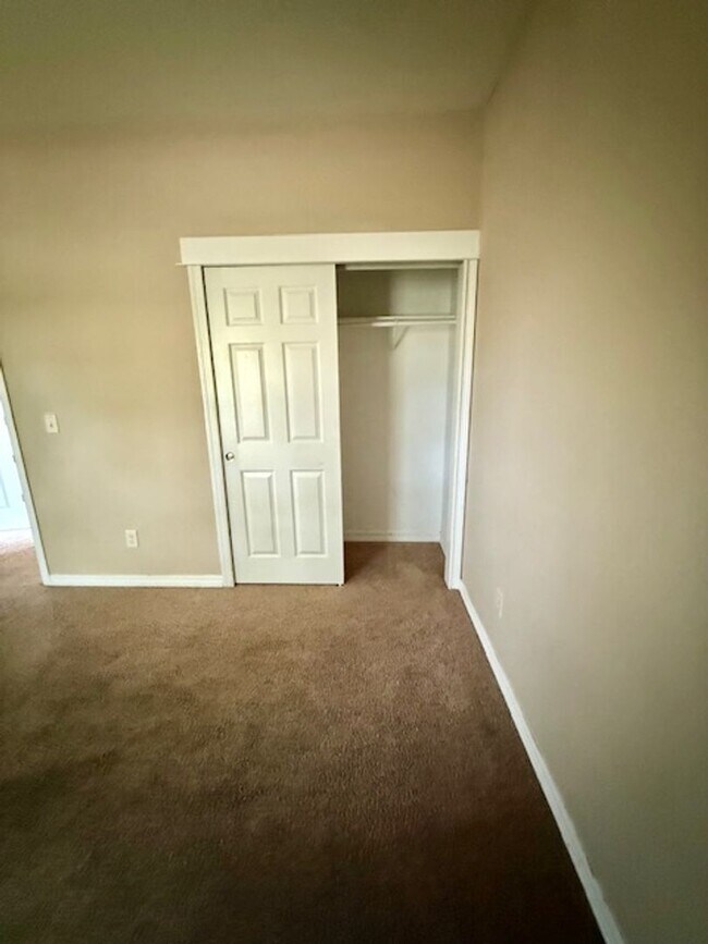 Building Photo - Beautiful 3 Bedroom 2 Bathroom House  **2 Weeks Free Rent**