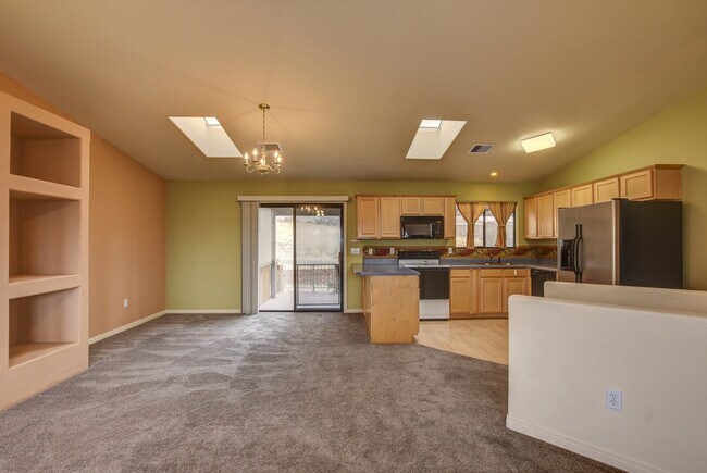 Building Photo - 3 Bedroom 3 Bath home in Diamond Valley!