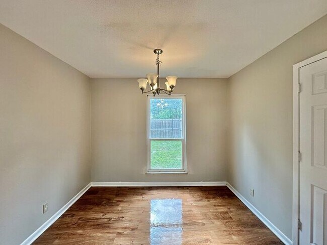 Building Photo - Available Now! Beautiful 3 Bedroom 2 Bath ...