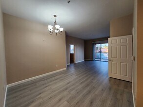 Building Photo - Great Park Ave Condo Unit!