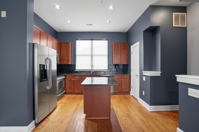 Building Photo - Modern Multi-Level 2BR Retreat with Garage Near Uptown Charlotte