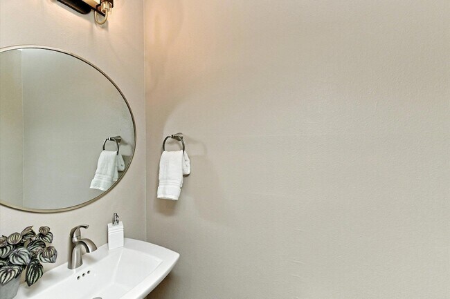 Building Photo - 1202 Cometa St