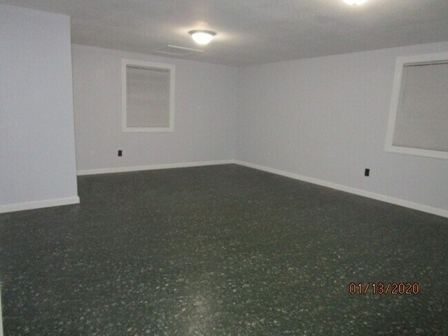 Building Photo - Deep Creek South