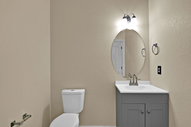Building Photo - Move-In Ready Townhome with Luxury Finishe...