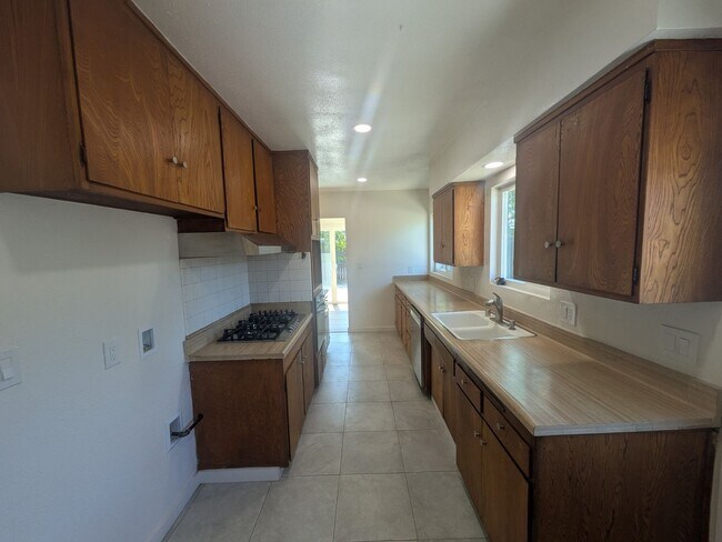 Building Photo - $$$$$$500 MOVE IN BONUS!!!!Freshly Remodel...