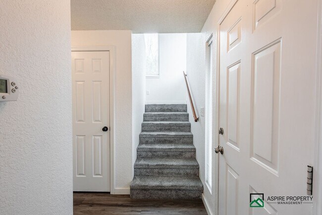 Building Photo - New Renovated 2 Bed 2 bath Townhome