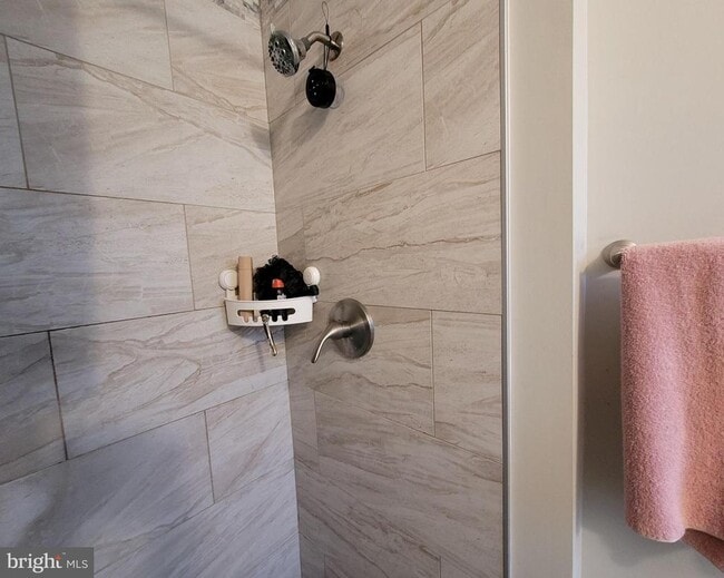 Building Photo - 302 Iris Rd