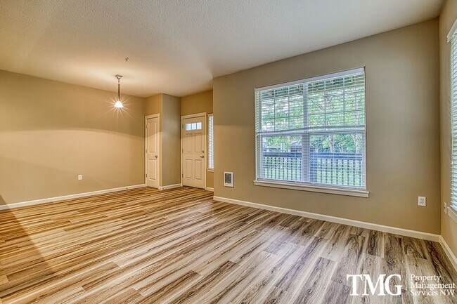 Building Photo - Beautiful 1br Condo in Sherwood. End unit ...