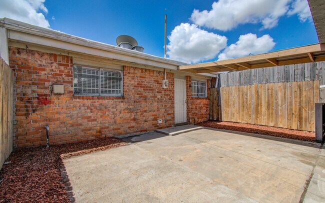 Building Photo - 8820 Bissonnet St