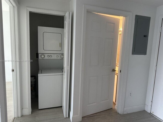 Building Photo - 3410 Coral Wy