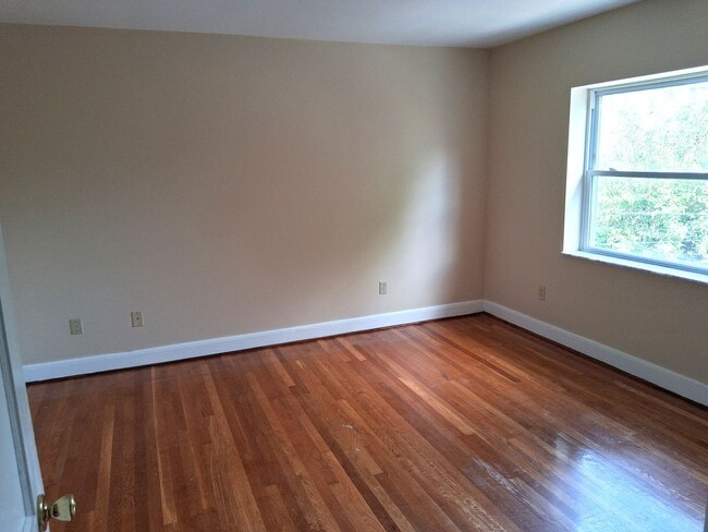 Building Photo - One Bedroom and One Bath Home Within Walki...