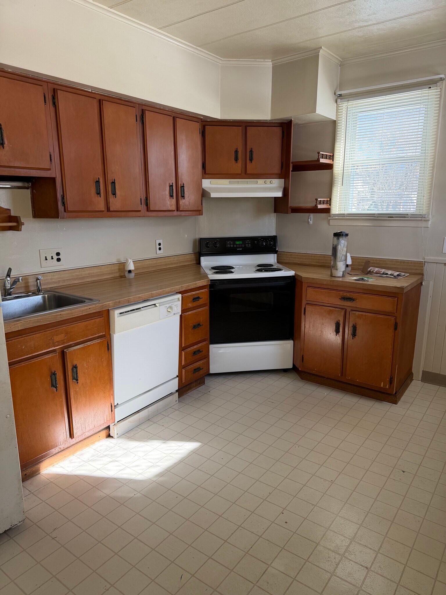 Building Photo - 230 Adelia St