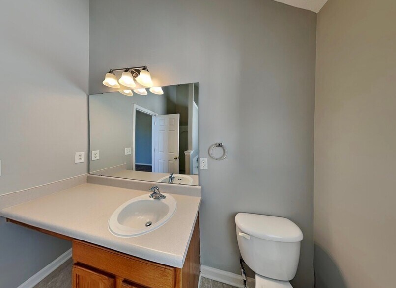 Building Photo - 2621 Fairstone Ave