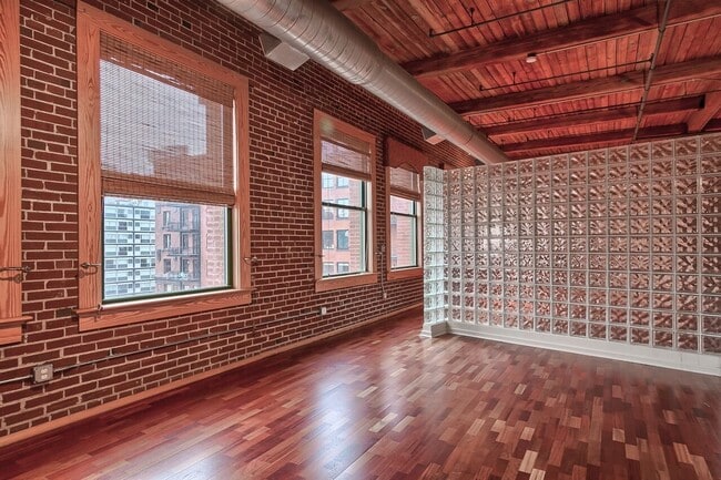 Building Photo - Huge Luxury 2 Story Condo with Private Rooftop Deck!