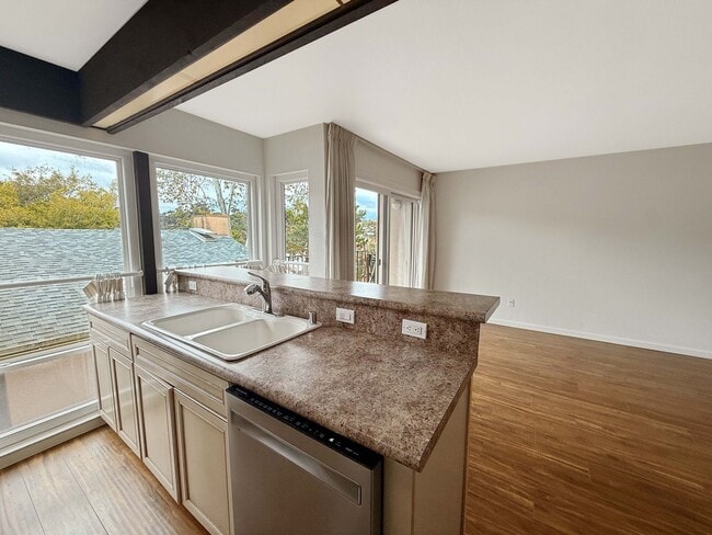 Building Photo - Spacious 1B/1BA Condo w/ Gated Parking & C...