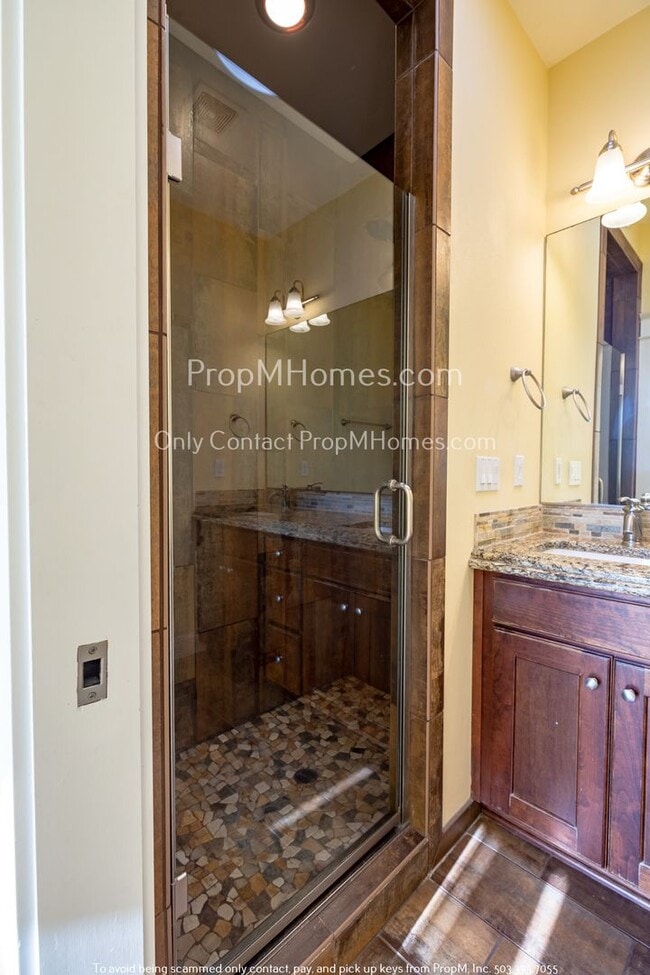 Building Photo - Gorgeous Humboldt Two Bedroom Townhouse In North Portland!