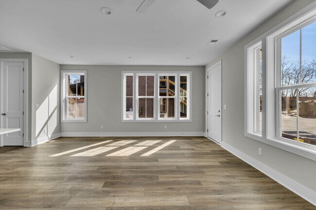 Building Photo - 425 Veritas St