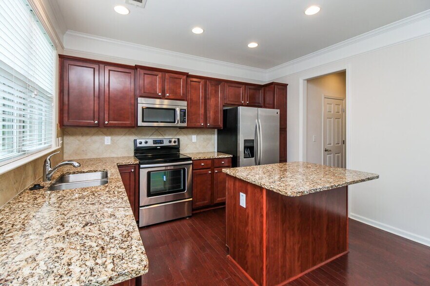 Building Photo - 802 Poplar Terrace