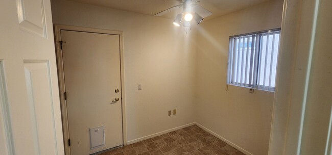 Building Photo - Lovely 2 bedroom 2 bathroom home located i...