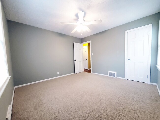 Building Photo - 4 Bed - 1 Bath Bungalow for Rent
