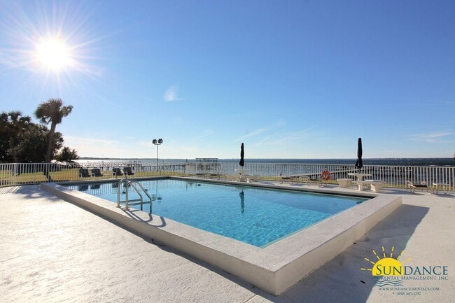 Building Photo - Spacious waterfront furnished condo in Des...