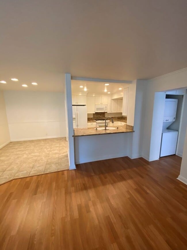 Building Photo - 2283 Martinique Ln