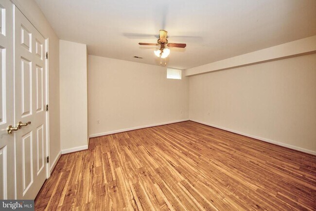 Building Photo - 210 King Johns Ct