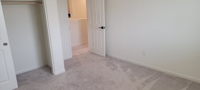 Building Photo - Come home to this Beautiful Newer 3 Bedroom 2.5 bath home