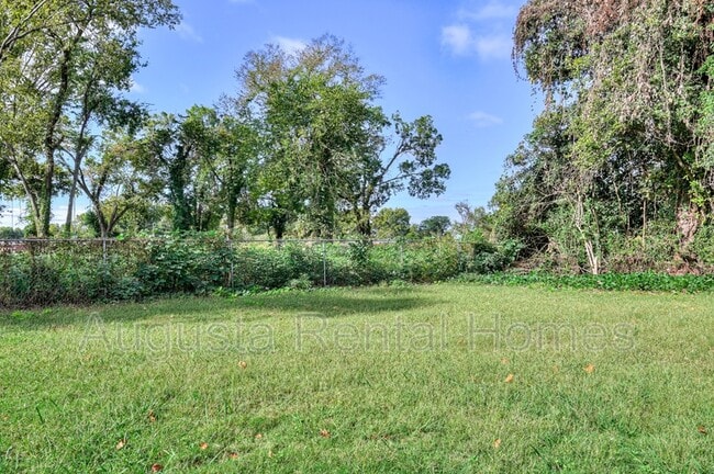 Building Photo - 128 E Hall St