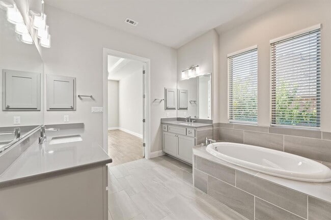 Building Photo - 605 White Tail Cv