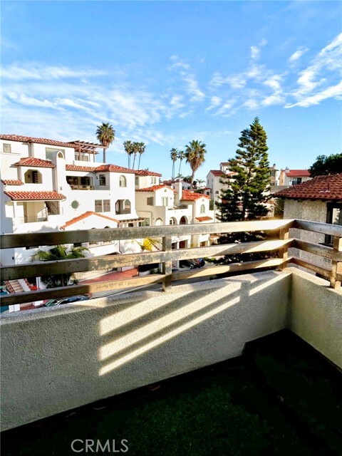 Building Photo - 408 Avenida Santa Barbara