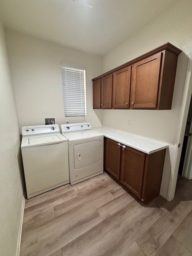 Building Photo - Upscale Living: Stunning 5-Bedroom, 3-Bath...