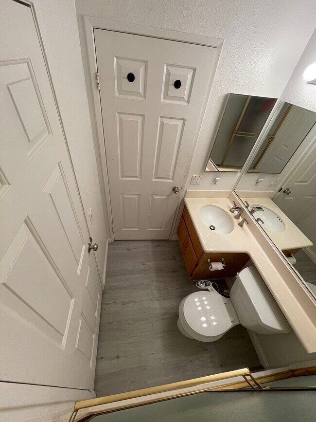 Guest bathroom/2nd bedroom bathroom - 21832 S Vermont Ave