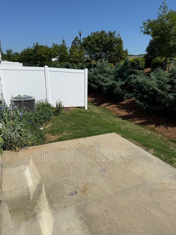 Building Photo - 555 Yellow Fox Rd