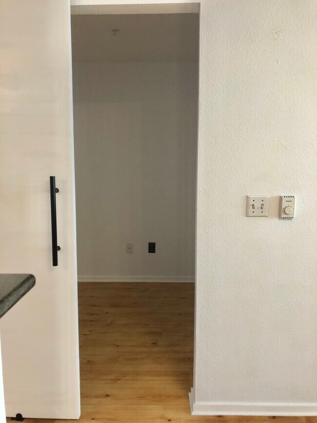 Den - 8200 Oceanview Ter