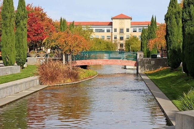 Building Photo - Townhome in the Peninsula's Most Walkable Neighborhood