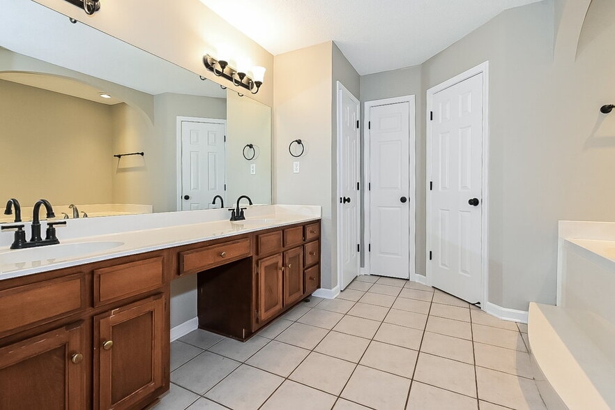 Building Photo - 3163 Big Ben S