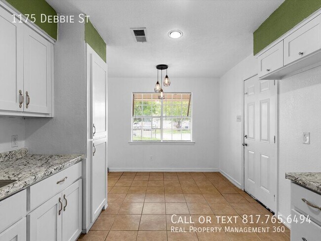 Building Photo - 1175 Debbie Dr