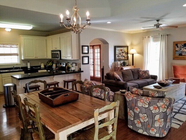 Building Photo - 213 Cherrybark St