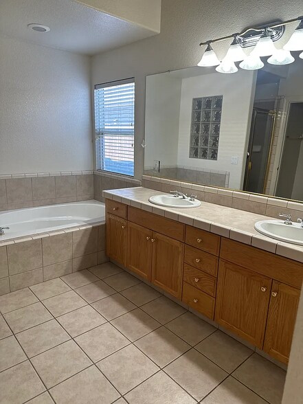 Building Photo - 2980 Hazelwood Way