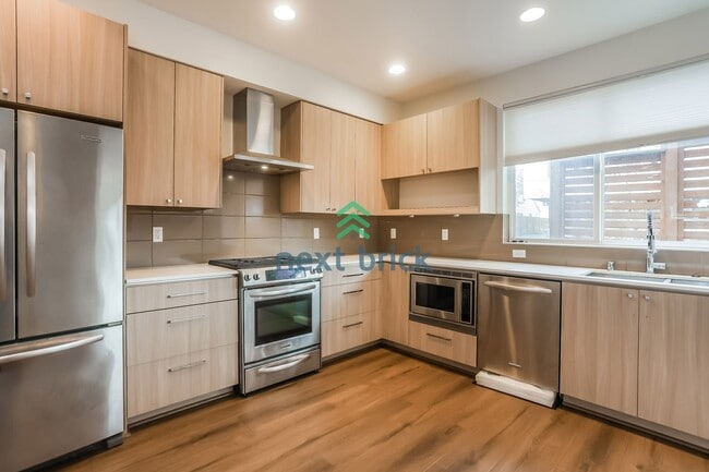 Building Photo - A beautiful 3 bed and 2 bathroom house for rent