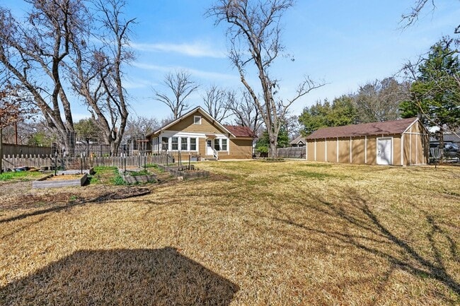 Building Photo - 212 N Grand Ave