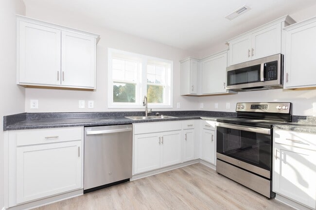 Building Photo - MOVE-IN READY