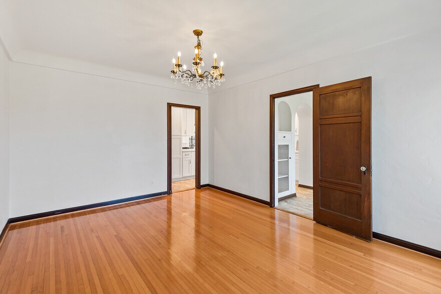 Building Photo - 10733 Wellworth Ave