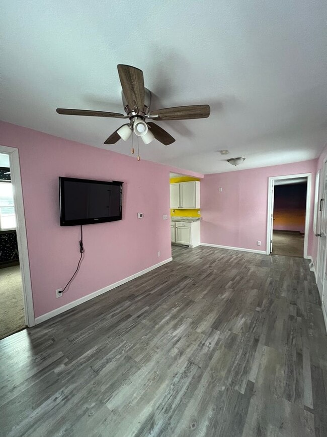 Building Photo - Beautiful 2 Bedroom 1.5 Bathroom Home