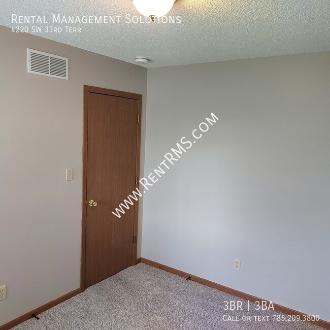 Building Photo - 4220 SW 33rd Terrace