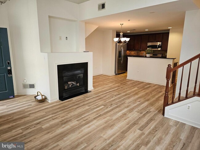 Building Photo - 922 Pine Forest Ln